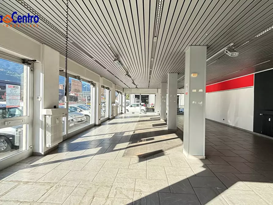 Immagine 4 di Locale commerciale in affitto  in Via Giorgio Carrel 41 a Aosta