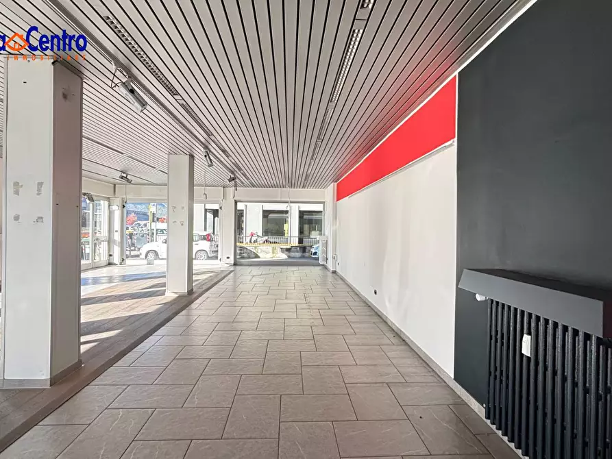 Immagine 5 di Locale commerciale in affitto  in Via Giorgio Carrel 41 a Aosta