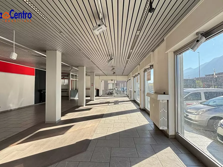Immagine 8 di Locale commerciale in affitto  in Via Giorgio Carrel 41 a Aosta