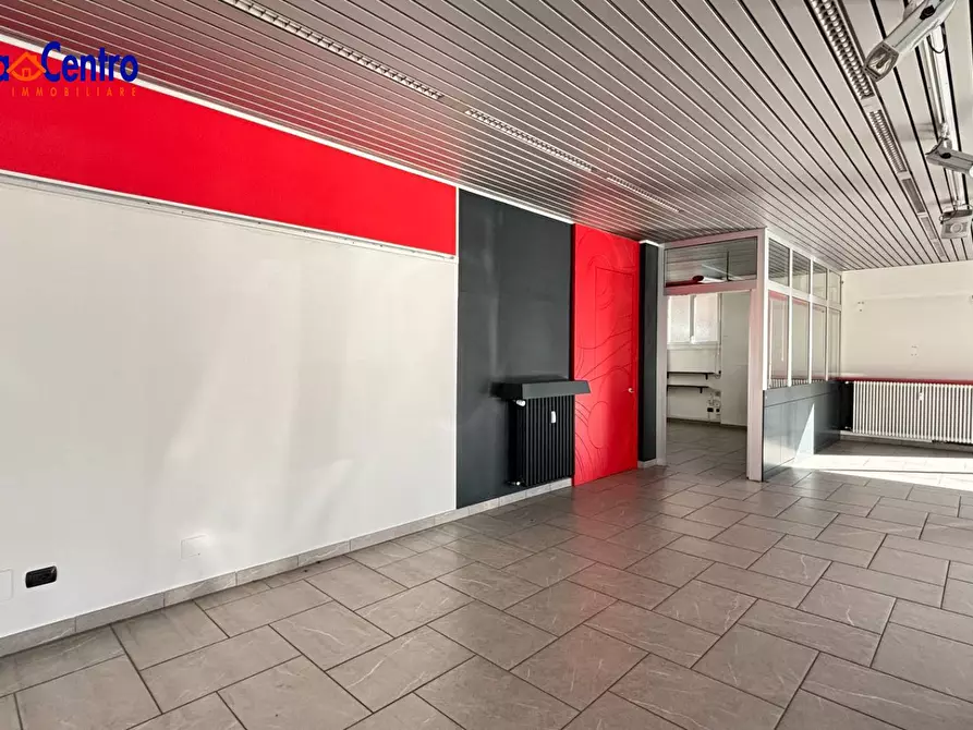 Immagine 10 di Locale commerciale in affitto  in Via Giorgio Carrel 41 a Aosta