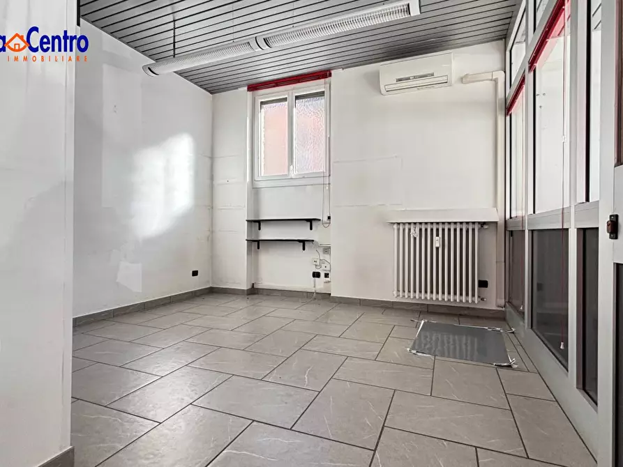 Immagine 12 di Locale commerciale in affitto  in Via Giorgio Carrel 41 a Aosta