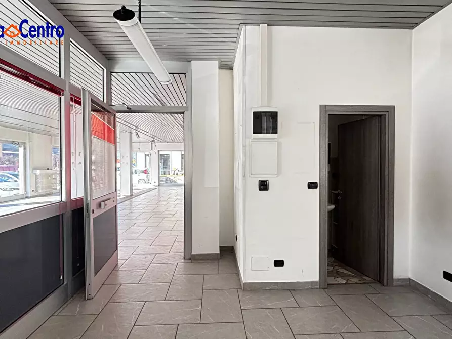 Immagine 14 di Locale commerciale in affitto  in Via Giorgio Carrel 41 a Aosta