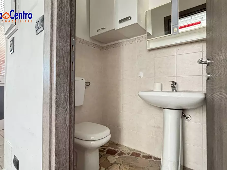 Immagine 15 di Locale commerciale in affitto  in Via Giorgio Carrel 41 a Aosta