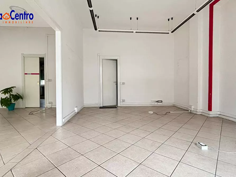 Immagine 2 di Locale commerciale in affitto  in Via Chambery 39 a Aosta