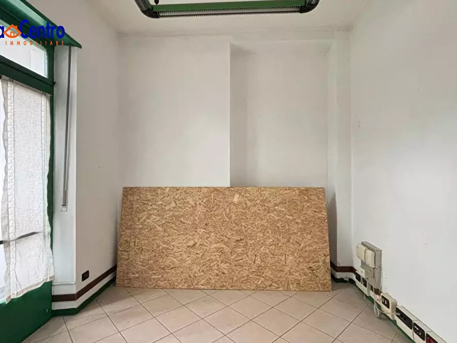 Immagine 5 di Locale commerciale in affitto  in Via Chambery 39 a Aosta