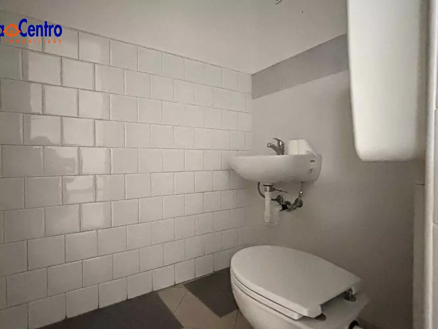 Immagine 11 di Locale commerciale in affitto  in Via Chambery 39 a Aosta