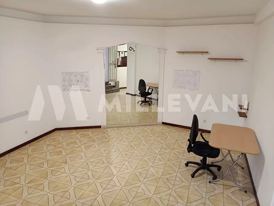 Immagine 8 di Locale commerciale in vendita  in Via Colombo a Scicli