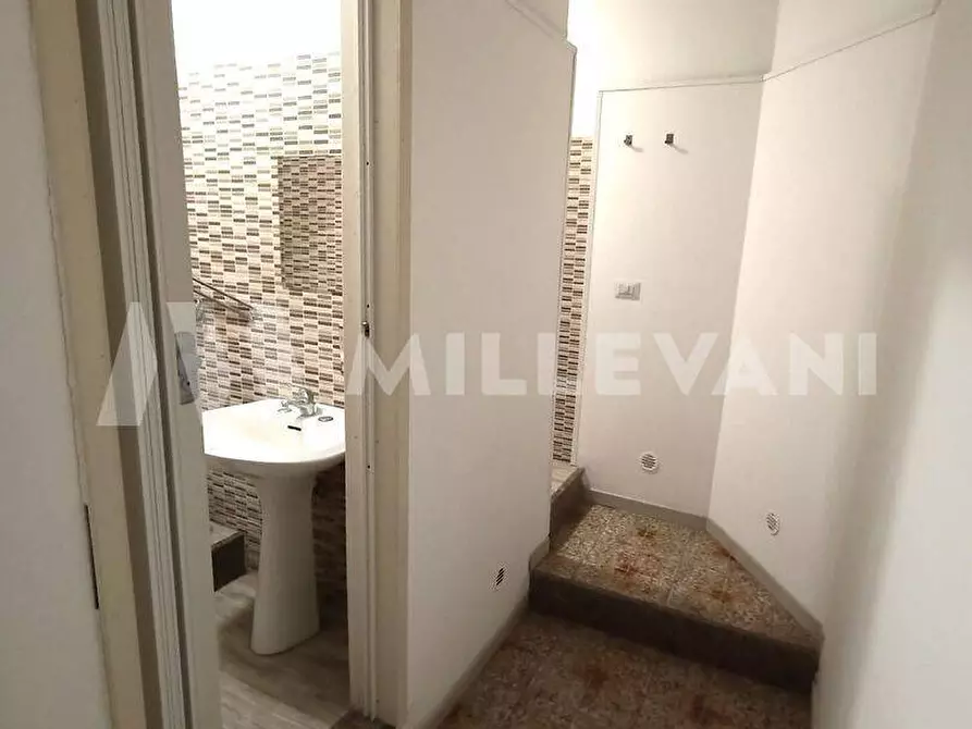 Immagine 14 di Locale commerciale in vendita  in Via Colombo a Scicli