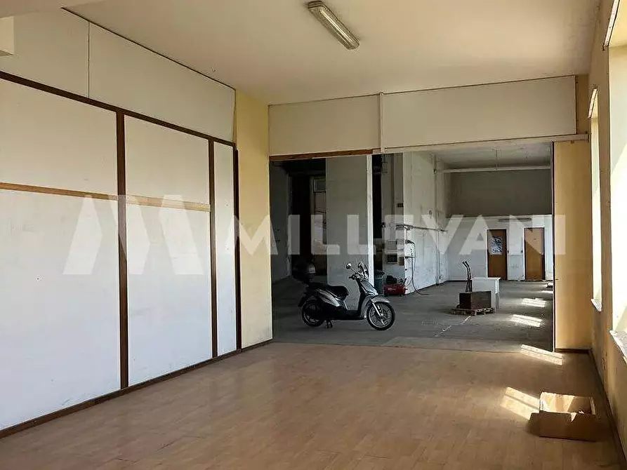 Immagine 8 di Locale commerciale in affitto  a Ragusa