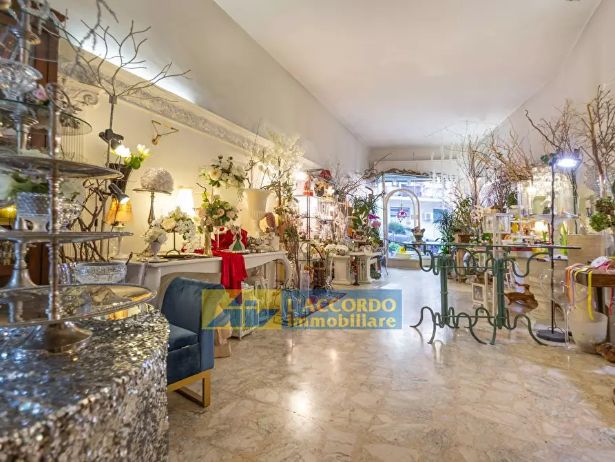 Immagine 4 di Locale commerciale in vendita  in via Della Liberazione 142 a Chieti