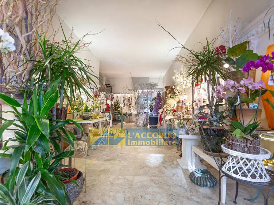 Immagine 5 di Locale commerciale in vendita  in via Della Liberazione 142 a Chieti