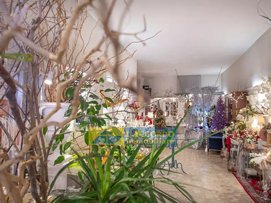 Immagine 13 di Locale commerciale in vendita  in via Della Liberazione 142 a Chieti