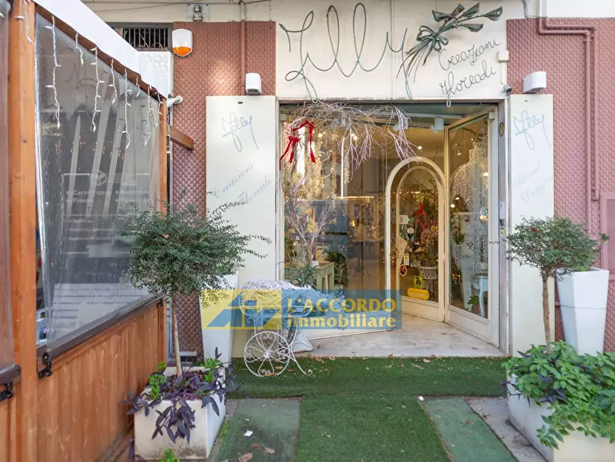 Immagine 14 di Locale commerciale in vendita  in via Della Liberazione 142 a Chieti