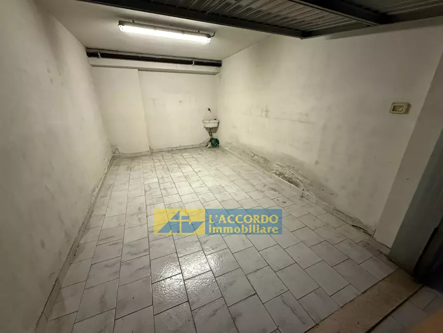 Immagine 5 di Box auto in vendita  in VIALE ABRUZZO a Chieti