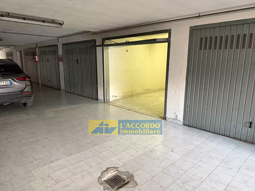 Immagine 3 di Box auto in vendita  in VIALE ABRUZZO a Chieti