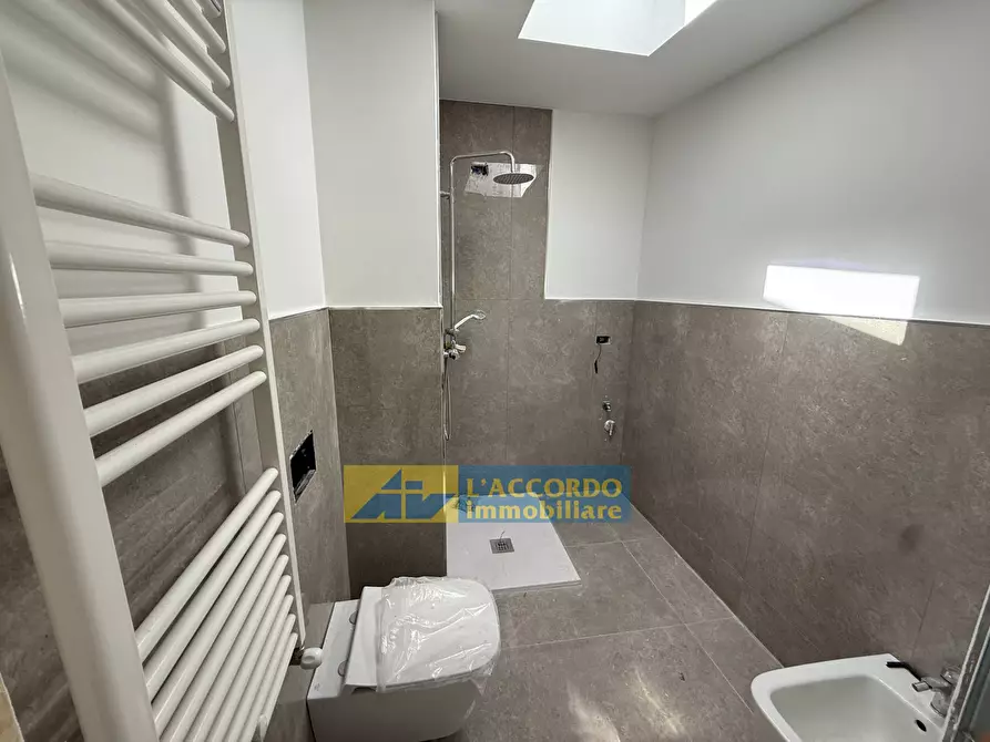 Immagine 10 di Locale commerciale in vendita  in VIA DEI VESTINI 70 a Chieti