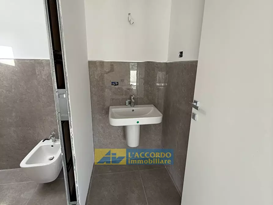 Immagine 11 di Locale commerciale in vendita  in VIA DEI VESTINI 70 a Chieti