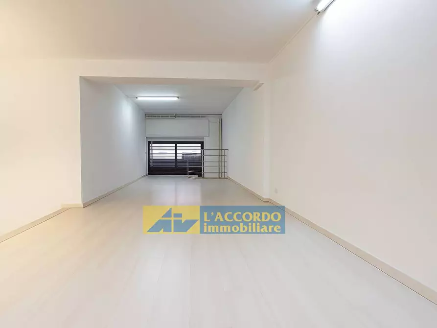 Immagine 14 di Attività commerciale in vendita  in via Priscilla 11 a Chieti