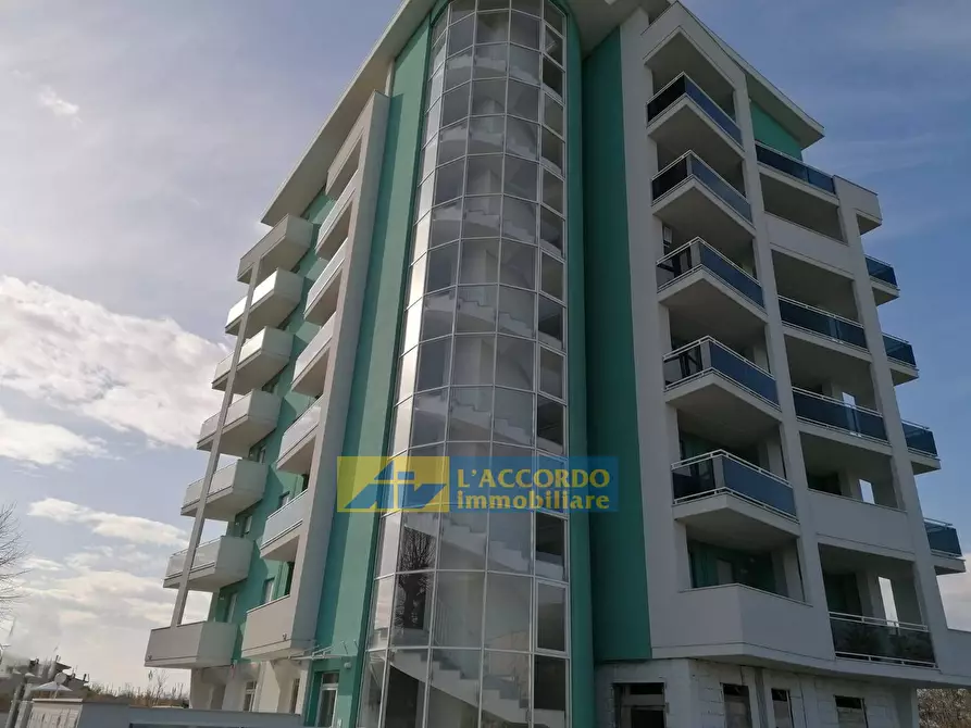 Immagine 3 di Box auto in vendita  in VIALE DELL'UNITA' D'ITALIA a Chieti