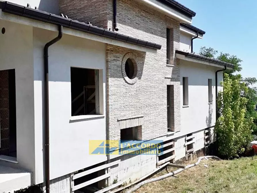 Immagine 2 di Villa in vendita  in STRADA DEL SANTISSIMO SALVATORE a Chieti