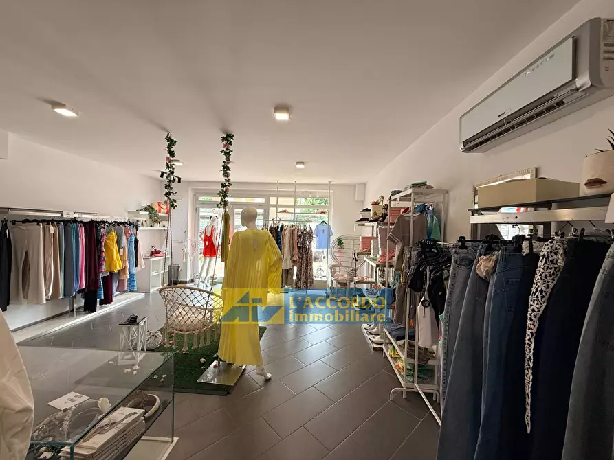 Immagine 10 di Locale commerciale in vendita  in Via Aterno 280 a Chieti