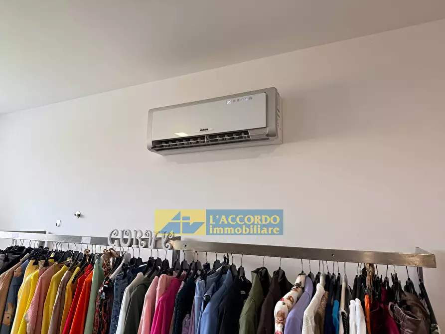 Immagine 13 di Locale commerciale in vendita  in Via Aterno 280 a Chieti