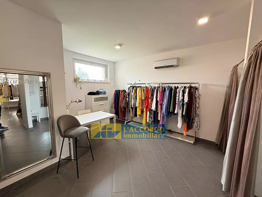 Immagine 14 di Locale commerciale in vendita  in Via Aterno 280 a Chieti