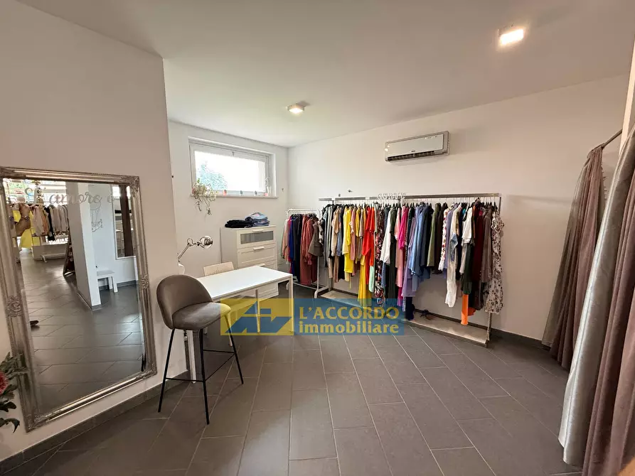 Immagine 15 di Locale commerciale in vendita  in Via Aterno 280 a Chieti