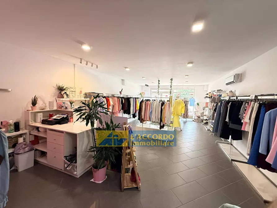 Immagine 18 di Locale commerciale in vendita  in Via Aterno 280 a Chieti