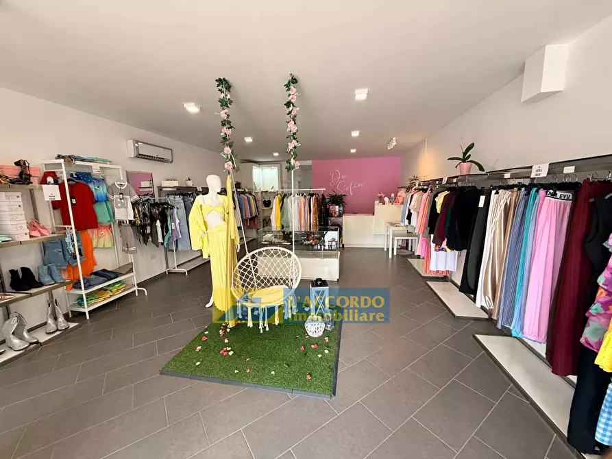 Immagine 28 di Locale commerciale in vendita  in Via Aterno 280 a Chieti