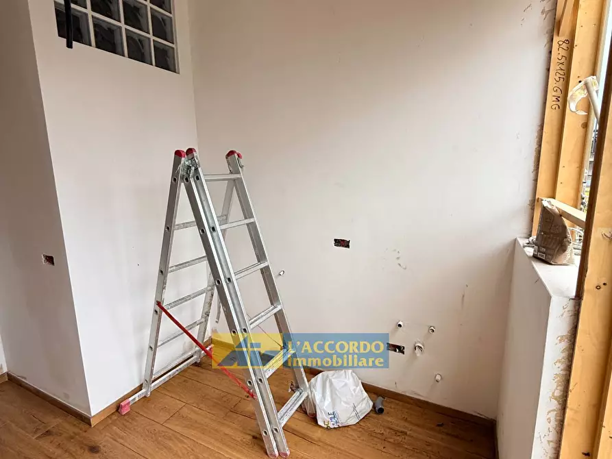 Immagine 10 di Locale commerciale in vendita  in VIA DEI VESTINI 250 a Chieti
