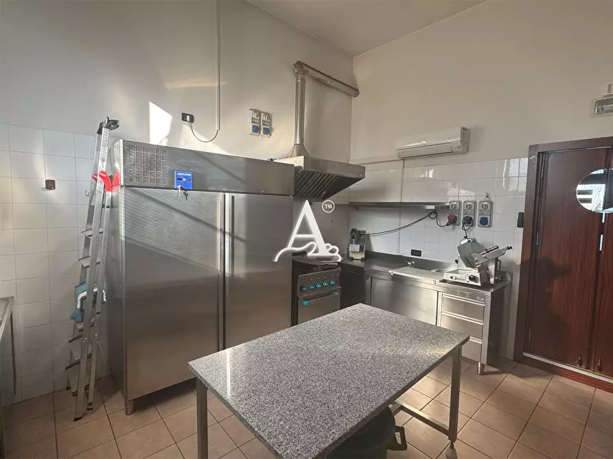 Immagine 2 di Negozio in vendita  a Vigasio