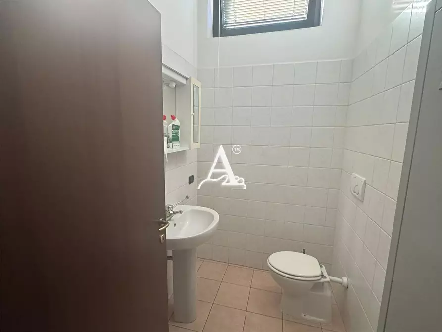 Immagine 9 di Negozio in vendita  a Vigasio