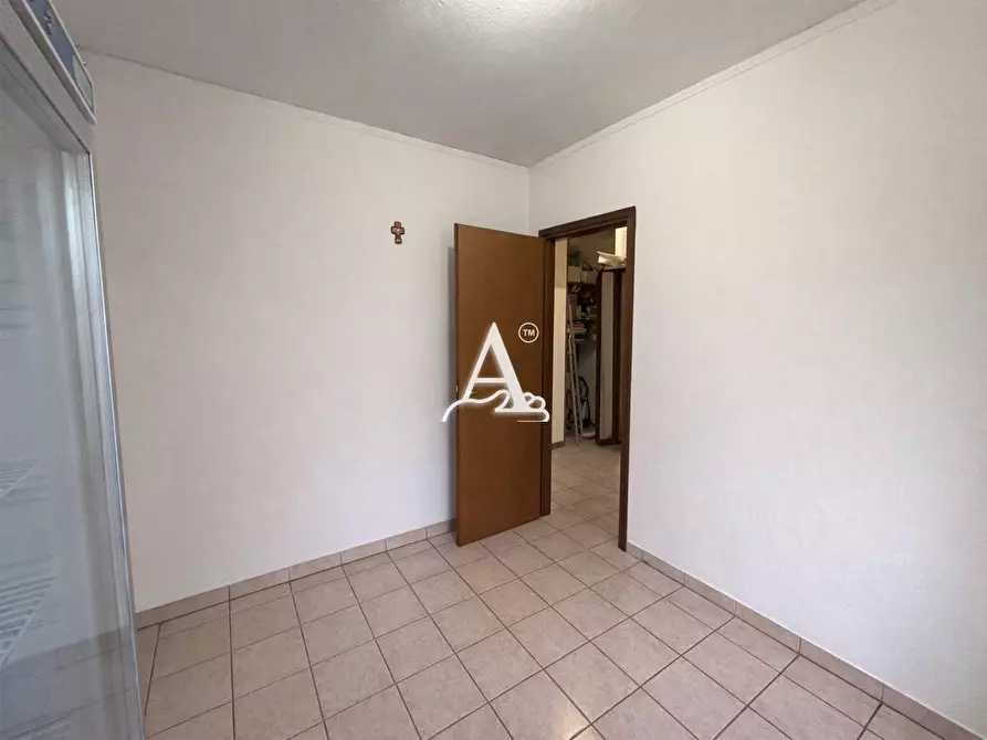 Immagine 9 di Negozio in vendita  a Colognola Ai Colli