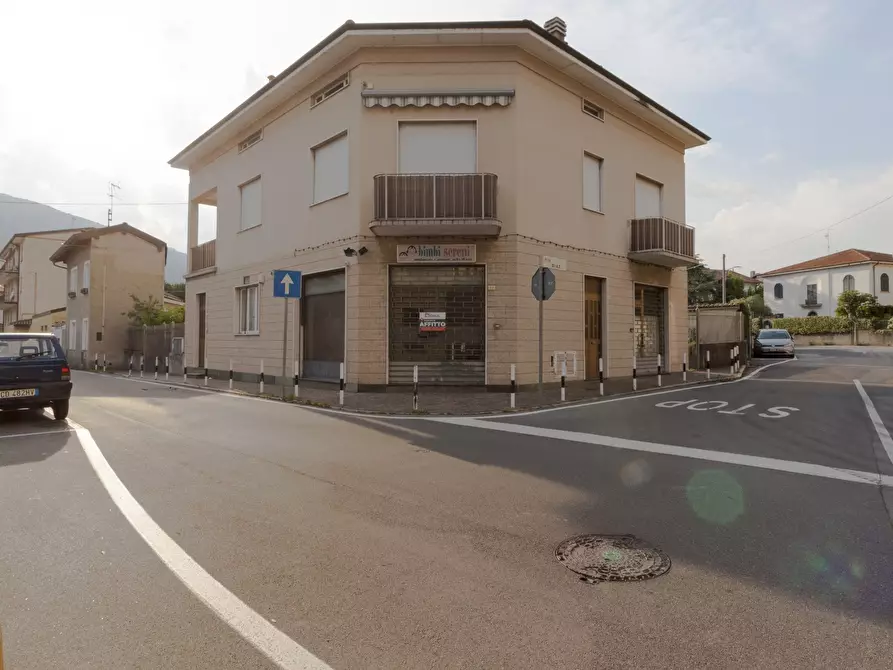 Immagine 1 di Negozio in affitto  32 a Mandello Del Lario