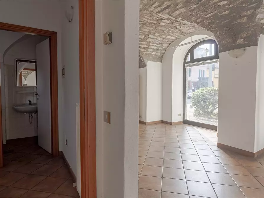 Immagine 10 di Negozio in affitto  8 a Mandello Del Lario