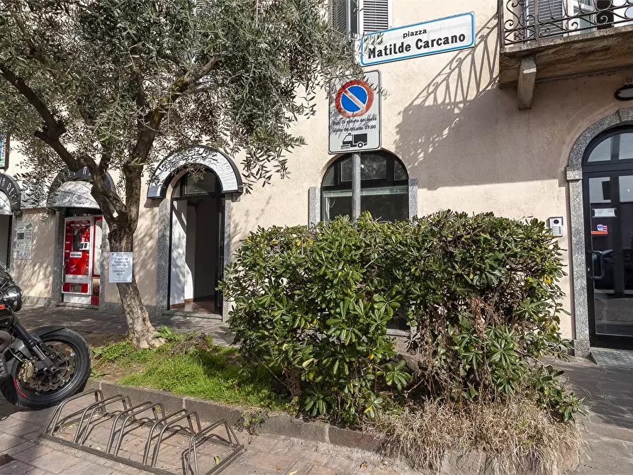 Immagine 2 di Negozio in affitto  8 a Mandello Del Lario