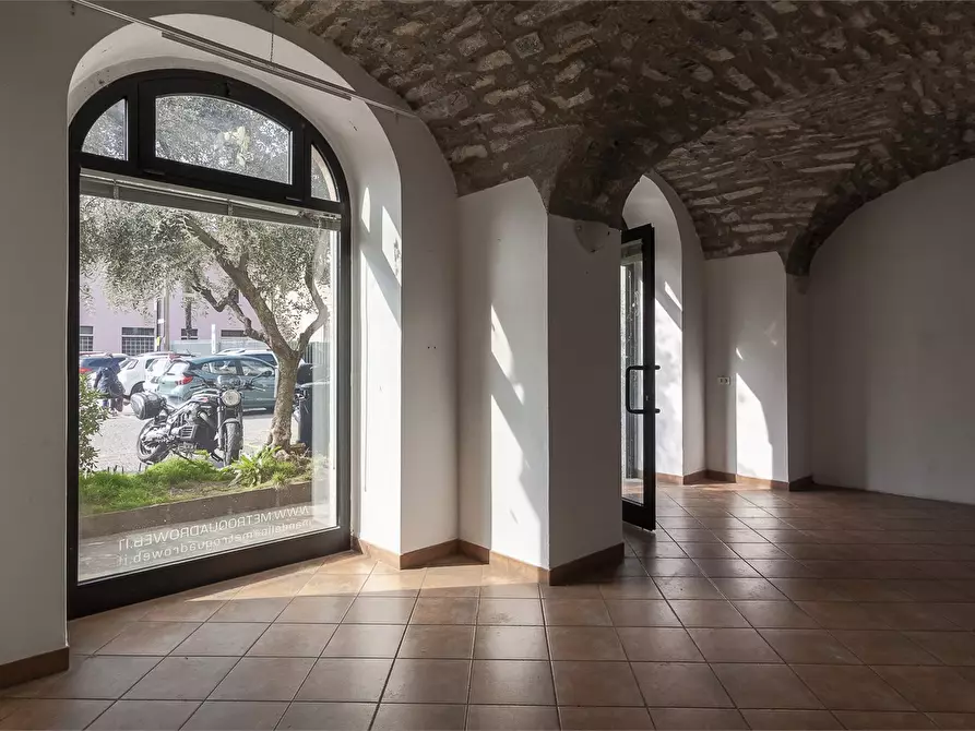 Immagine 3 di Negozio in affitto  8 a Mandello Del Lario