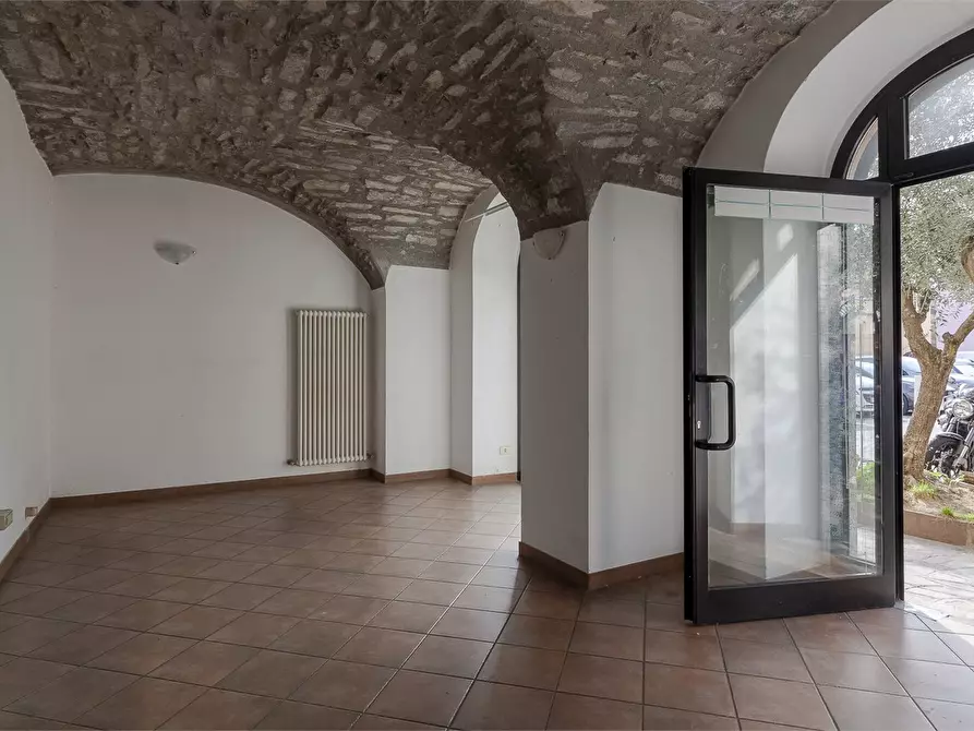 Immagine 5 di Negozio in affitto  8 a Mandello Del Lario