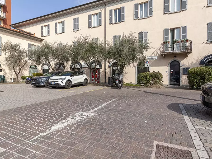 Immagine 1 di Negozio in affitto  8 a Mandello Del Lario