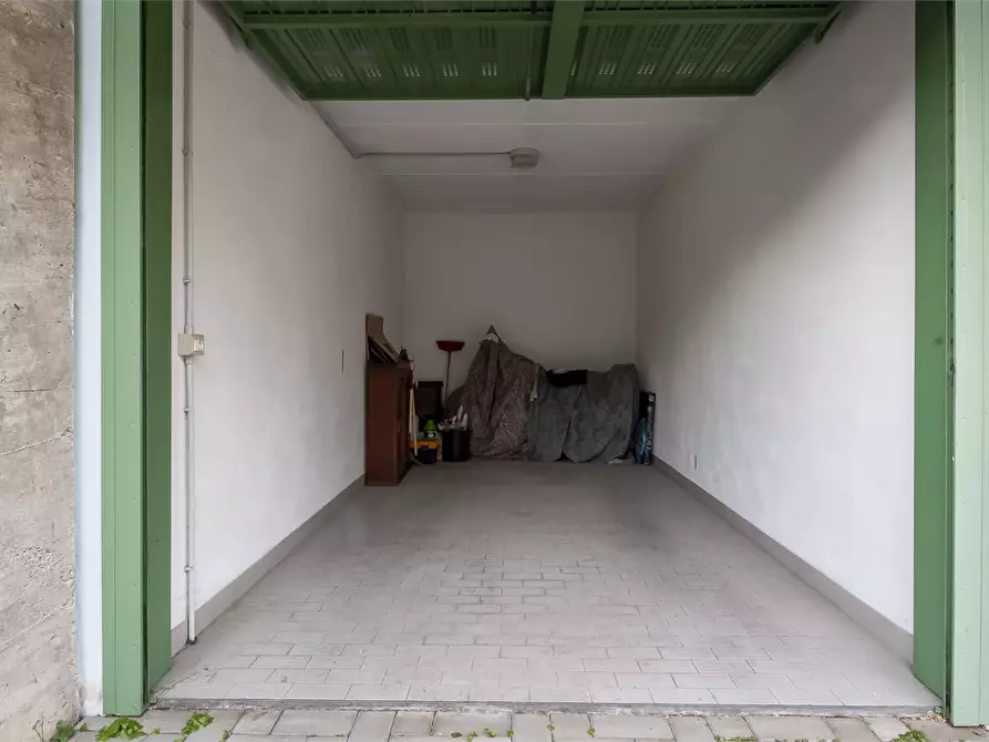 Immagine 2 di Garage in vendita  a Mandello Del Lario