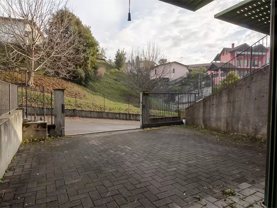 Immagine 5 di Garage in vendita  a Mandello Del Lario