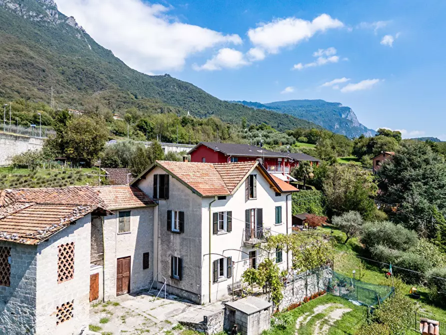Immagine 2 di Casa indipendente in vendita  6 a Mandello Del Lario
