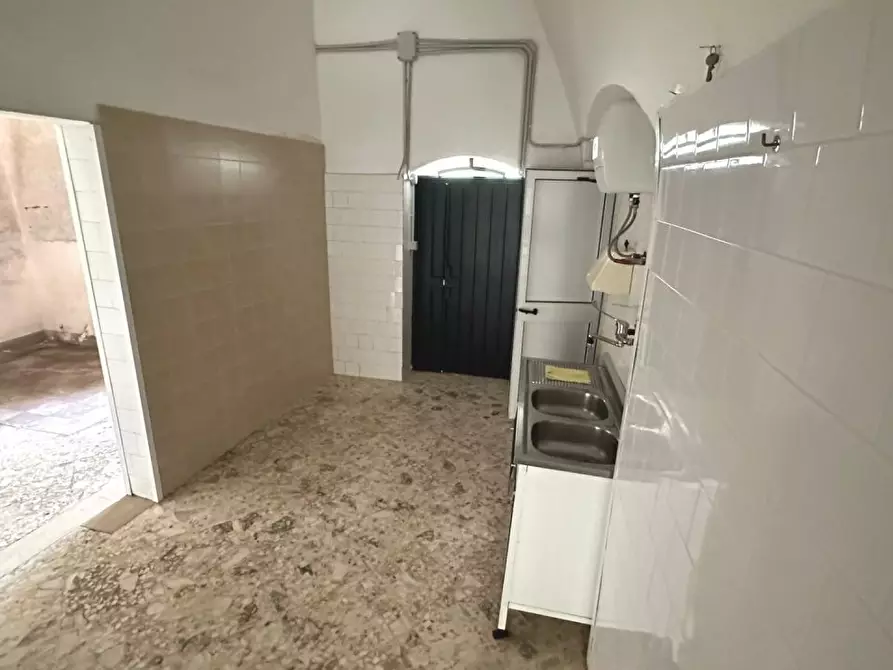 Immagine 2 di Negozio in affitto  14 a Adelfia