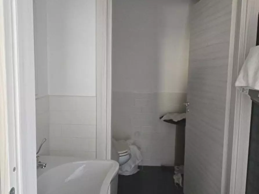 Immagine 5 di Negozio in affitto  3 a Adelfia