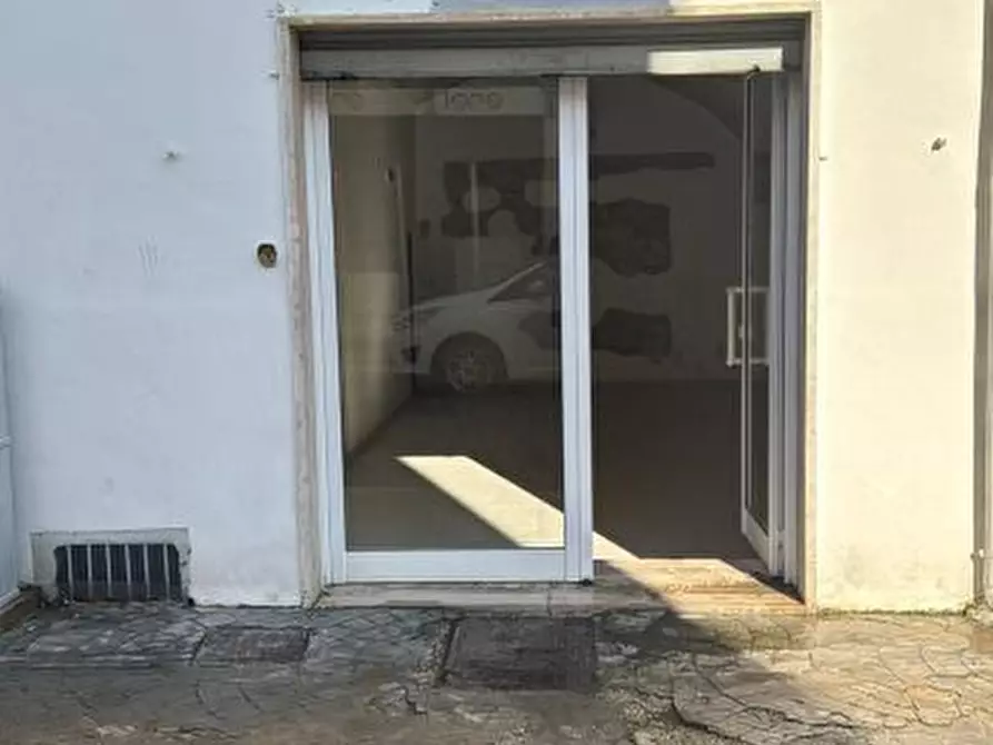 Immagine 1 di Negozio in affitto  173 a Adelfia