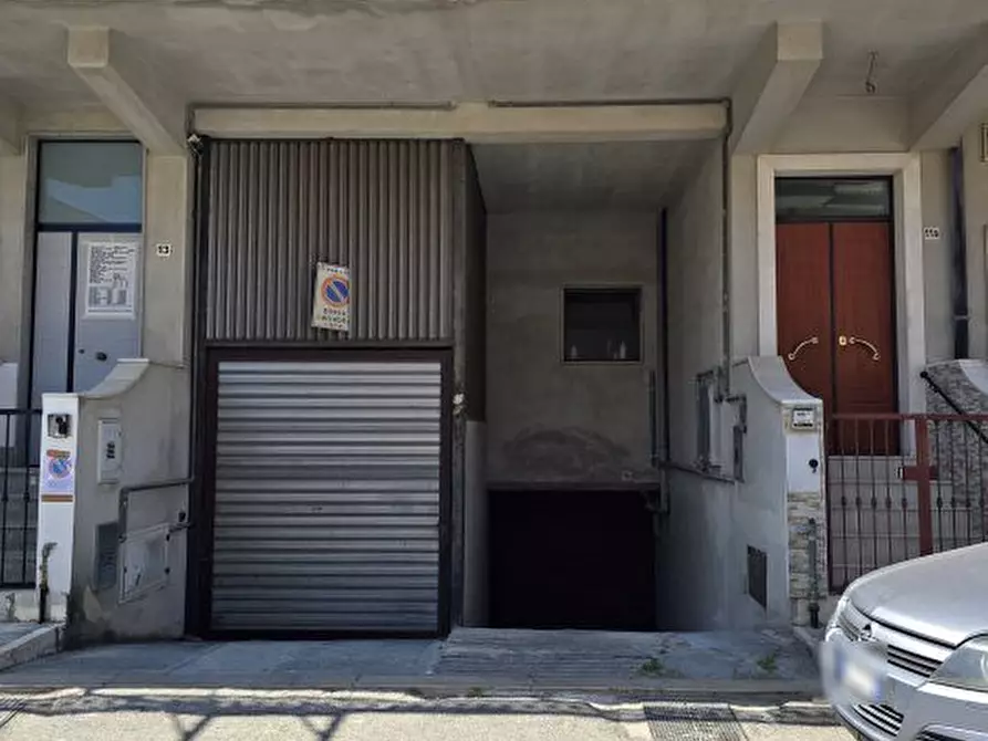 Immagine 1 di Garage in vendita  11 a Adelfia