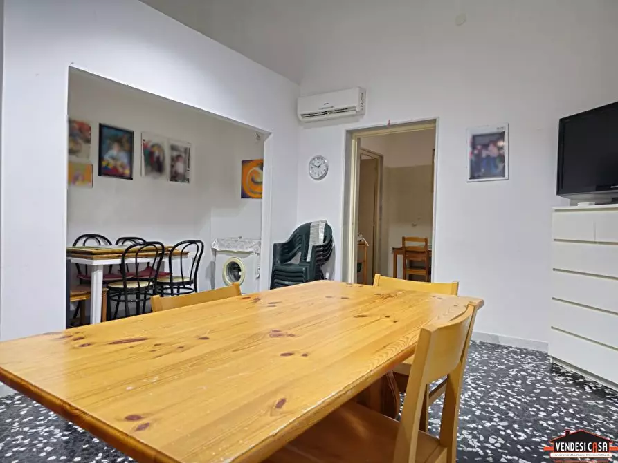 Immagine 2 di Negozio in vendita  a Adelfia