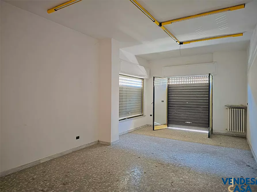 Immagine 10 di Negozio in vendita  74 a Capurso