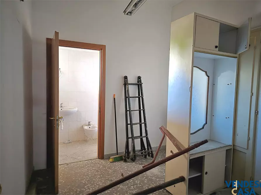 Immagine 8 di Negozio in vendita  74 a Capurso